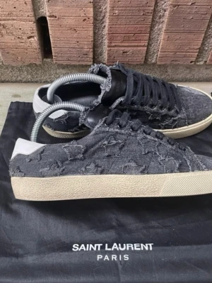 Saint Laurent skor - Saint laurent SL/06 skor allt Og ingår givetvis äkta storlek 42 Skick 8/10 OBS sista bilden är nuvarande skicket