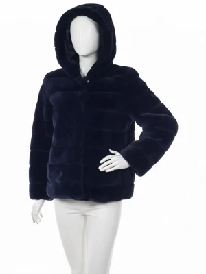 Mörkblå pälsjacka Samsøe & Samsøe - Snygg mörkblå pälsjacka med huva och lång ärm. Jackan har en mjuk, fluffig känsla och stängs framtill. Perfekt för dig som vill ha en varm och trendig look under kalla dagar.