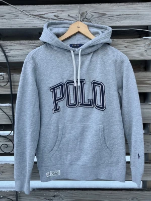 Grå Ralph Lauren Hoodie  - Riktigt snygg grå Ralph Lauren Hoodie. Storlek S. Fint skick. Hör gärna av er vid funderingar🙌
