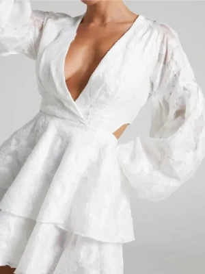 Studentklänning showpo - Söker denna studentklänningen från showpo i storlek XS/S snälla hör av er om nån vill sälja!!🤍🤍🤍