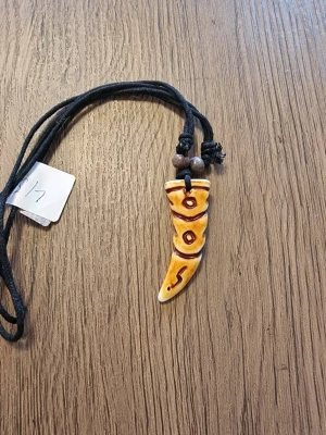 Totemhalsband med halsrem. - Totemhalsband med halsrem. Berlock 7 cm hög. Bredd 2,5 cm.