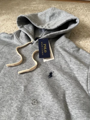 Polo Ralph Lauren Hoodie - Helt ny, lapparna sitter kvar, säljer pga storleken. Hör av er vid funderingar!!