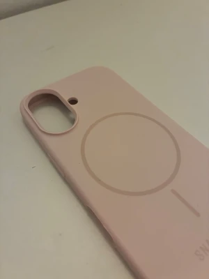 Ljusrosa MagSafe-skal till iPhone från Snapcase - Snyggt ljusrosa mobilskal med MagSafe-kompatibilitet till iPhone. Tillverkat i mjukt silikon med en slät yta och rundade kanter. Skalet har exakt utskärning för kamera och knappar, samt en diskret MagSafe-ring på baksidan.