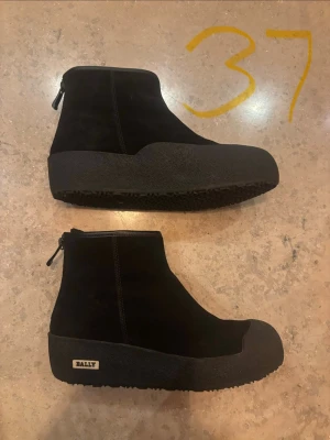 Bally klassiska curling känga 37 - Klassisk Bally - curlingkänga. De är använda ett fåtal gånger och är i bra skick. Väldigt varm, och bra vinterskor. Köpta  för stax över 5000kr 