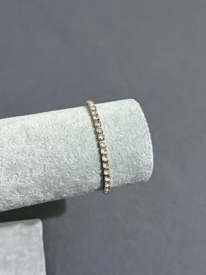 Guld Tennis Armband - Helt ny aldrig använd. Rostfritt stål. Justerbar.