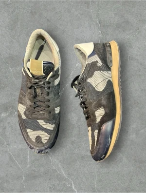 Valentino Rockrunners storlek 44  - Säljer ett par valentino rockruners i navy blue, Storlek:44, Skick:6/10, Pris:999, vid frågor eller funderingar är de bara och höra av dig ‼️