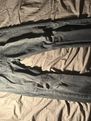 Gråa jeans från acne studios, 30/34 - Acne studios blå konst jeans hör av er vid funderingar. Sitter typ som 32 i midjan