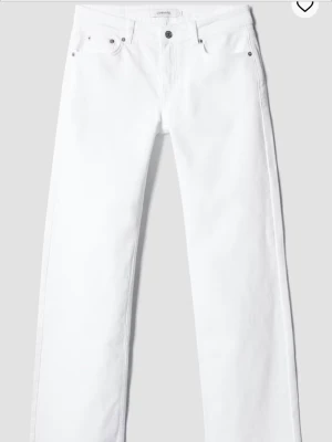 Vita raka jeans i klassisk modell - Snygga vita jeans med rak passform och fem klassiska fickor. Jeansen har normal midja och stilrena silverfärgade nitar. Perfekta för dig som vill ha en clean och fräsch look. Tillverkade i mjukt bomullsmaterial för skön känsla.