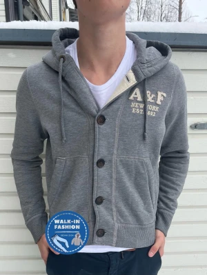 Abercrombie & Fitch kofta - Tja! Säljer nu denna sjukt snygga Abercrombie & Fitch kofta samt vintage. Skick 9/10 sjukt bra utan minsta lilla synliga defekt. Modellen är 181 men passar apan bäst mellan 167-179. Storlek S men passar även xs. Hör av er vid funderingar!