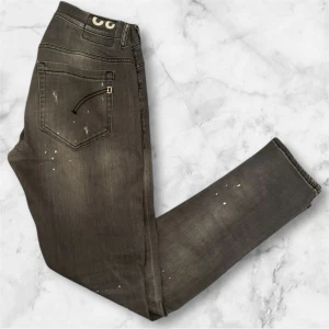 Dondup Jeans George - Dondup jeans George trendigaste jeansen på marknaden. Nypris runt 4000kr säljs för 1049kr(Modellen har original slitningar ifrån fabrik vilket är väldigt eftertraktat och populärt)