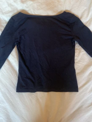 Marin blå långärmad topp  - En jätte fin tröja med öppen rygg, den är super skön och mjuk. Passar till allt och är bra att ha till alla säsonger. Ge gärna prisförslag!!💞😽