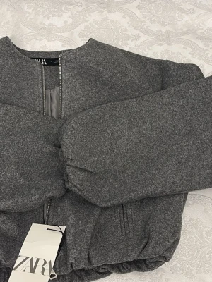 Grå jacka från Zara  - Grå jacka från Zara med prislapp på. I storlek XS.
