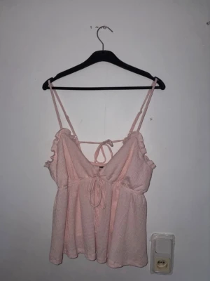 Ny blus ifrån Gina tricot - Aldrig använd dock är lapparna avklippta då jag trodde den skulle komma till användning men den har bara legat i garderoben 