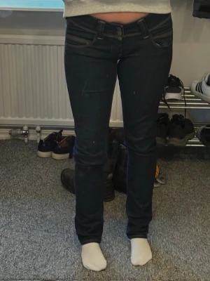 Mörkblå lätt utsvängda jeans-låg midja - Säljer mina supersnygga lätt utsvängda jeans från pepe jeans. Inga hål eller fläckar. Säljs då de inte används längre. 💌 nypris är ca 800 kr