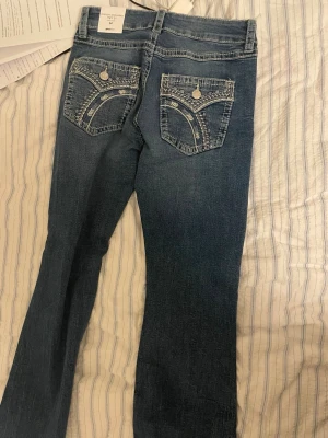 Blå broderade jeans från Gina Tricot - Helt nya från Gina Young. Aldrig använda då de är för små för mig och prislappen finns kvar. Slutsålda!!💘Storlek M (enligt Gina Young) men skulle säga att det är en vanlig S och passar även XS.