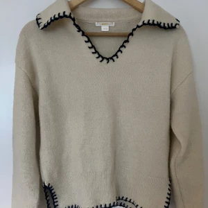 Beige tröja med mörkblå snöre  - As skön! Säljer då den inte kommer till användning. Starkare färg i verkligheten, ursäkta ljuset i bilden. 