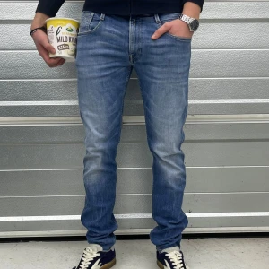 Replay Anbass jeans - Snygga Replay Anbass med raka ben. Materialet är mjukt denim material med stretch för extra komfort. Perfekt passform och stilren look. Storlek 34/34