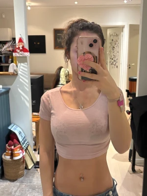 Ljusrosa croppad topp från H&M Divided - Säljer en ljusrosa croppad topp från H&M Divided. 