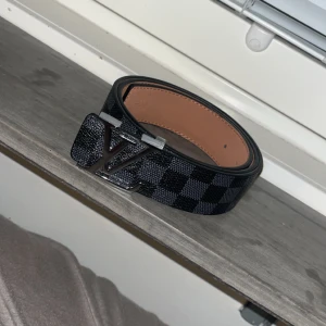 Bälte  - Bältet är rätt så nytt har knappats använt den. Anledningen till att jag vill sälja den är för att jag råkade köpa fel storlek. Bästa pris på Plick och det går att diskuteras vid en snabb affär 🙌🤝😉 