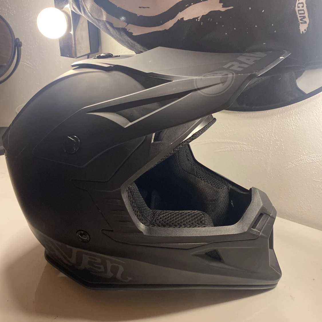 Svart motocrosshjälm från Raven