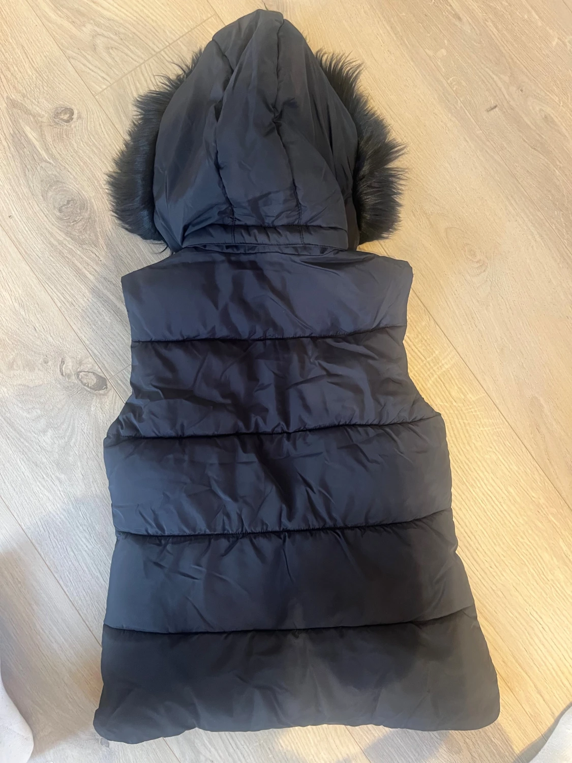 Svart dunväst med fuskpäls från H&M strl 146/152 - 2