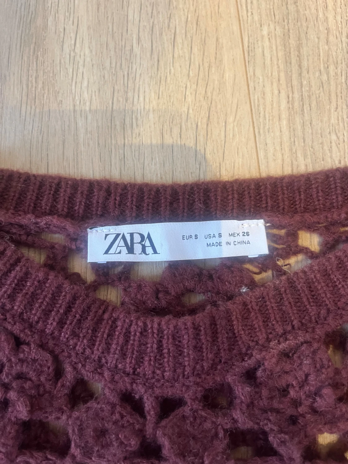 Vinröd stickad tröja med spets från Zara strl S - 2