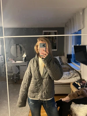 Trendig jacka från Zara - As snygg jacka från Zara men som tyvärr inte kommer till användning längre 