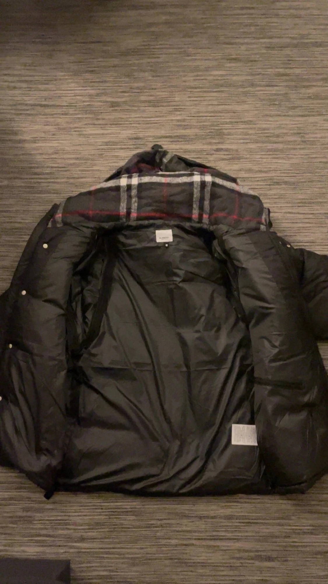 Svart Burberry dunjacka med huva