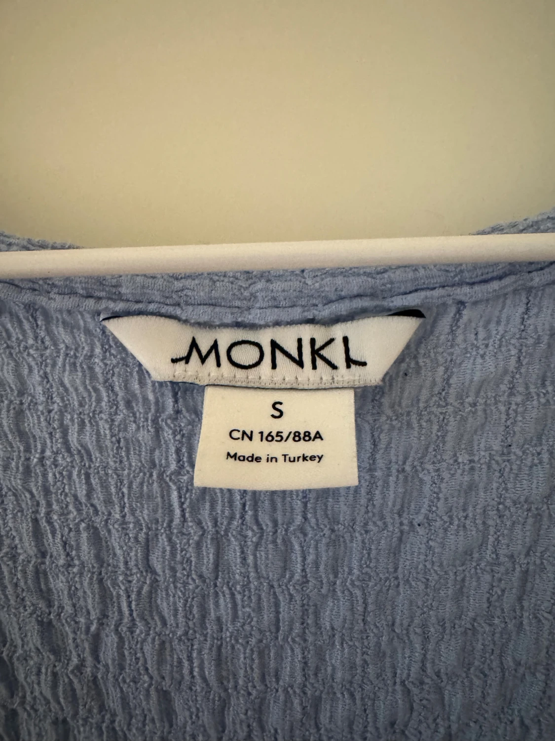 Blå omlottopp med volang från Monki - 2