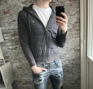 Ralph Lauren Cardigan - Bra skick, lite krymp och solbränd men inget allvarligt. Storlek 48/S passar dig som är mellan 170-180cm ungefär. Nypris ca 3000kr. Modellen är 185 cm, 79 kg. Självklart äkta - Kolla bara recensionerna! Passar bra nu till vintern. Skriv för mer information!🤝
