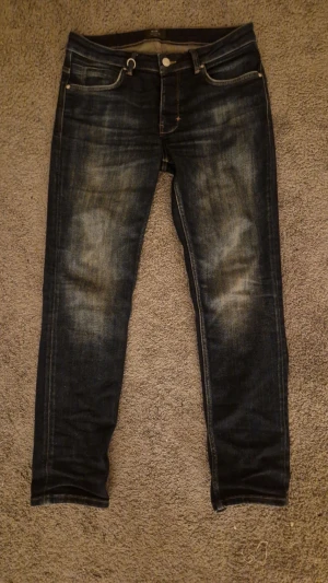 NEUW Jeans - Säljer dessa snygga unika jeans ifrån NEUW. Skick 4,5/5 använda 3 gånger säljer pga att dem är förstora. LOU Slim heter modellen men skulle personliga säga att dem sitter Slim/Straight av sig, storleken säger W29 L30 men sitter mer som W30-32.