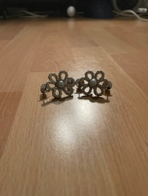 Blommiga Tightening buttons med pärldetalj - Tightening buttons för att knäppa ihop byxor eller kjolar.