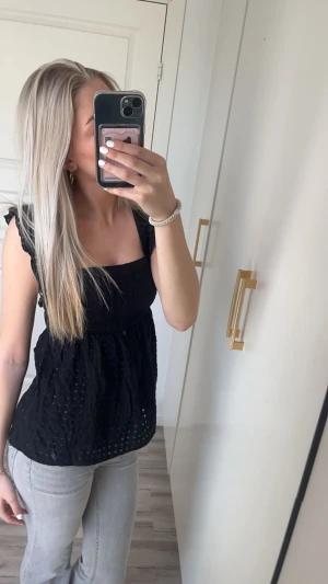 Svart rosett top - Säljer denna superfina toppen, den har öppen rygg med rosett💕💕endast använd 2 ggr💕💕passar dig som har XS/S💕💕