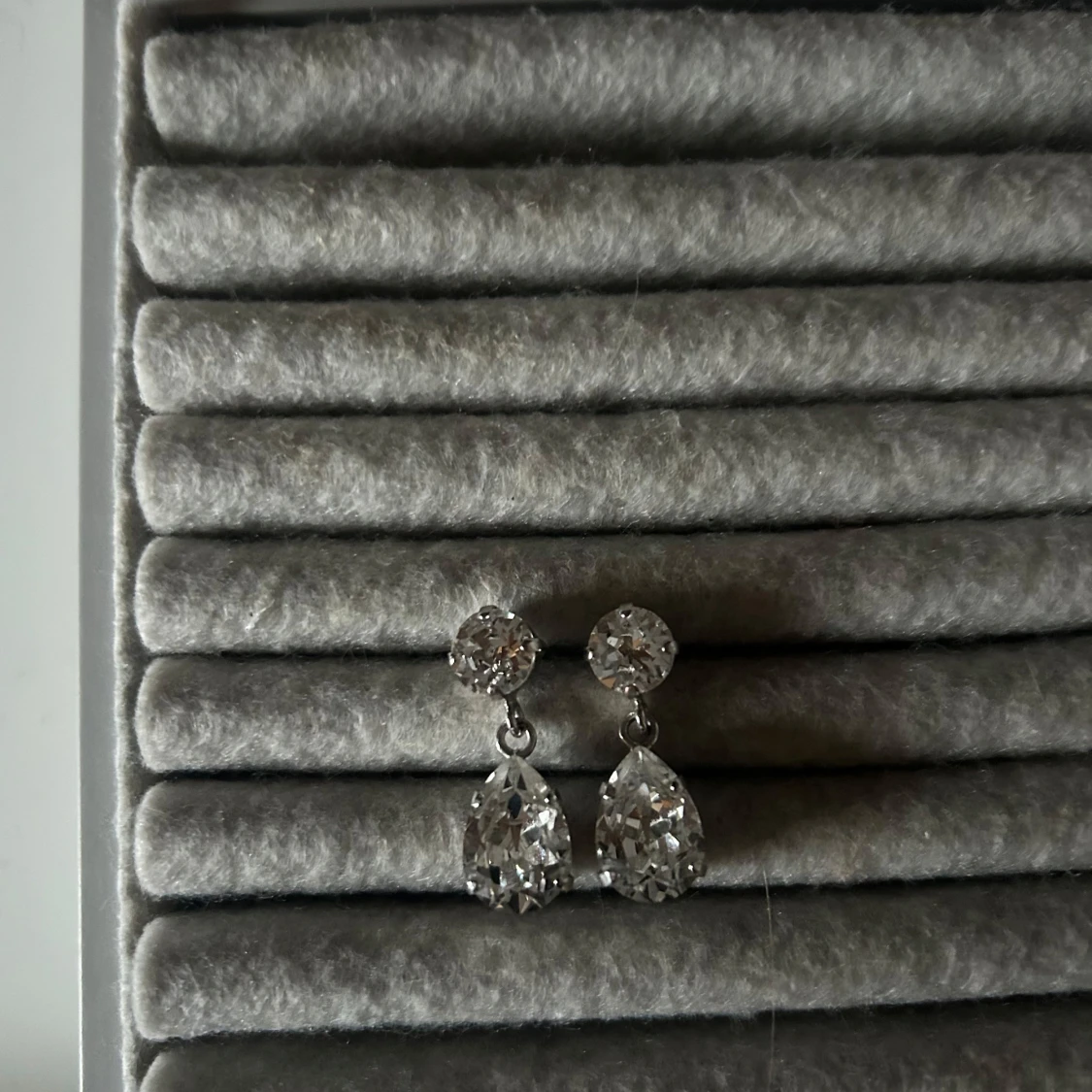 Caroline svedbom örhängen med droppformad sten/ kristall