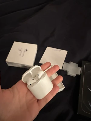 Apple AirPods (2nd Generation) - Säljer ett par Apple AirPods (2nd Gen) i mycket fint skick, komplett med originalförpackning . Trådlös anslutning, enkel parkoppling med Apple-enheter. Vänster sidan låter högre