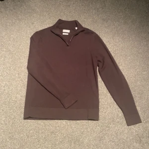 Brun merinoullströja These Glory Days - Mörkbrun långärmad tröja från These Glory Days i mjuk merinoull. Inga skador. Nypris: 1100  mitt pris: 750  skriv vid minsta fråga!🌟