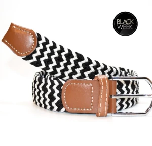 Flätat Bälte ~ SVART, VIT - Montore’s flätade bälte som även är känt som ”grisch bältet” är ett stilrent elastikt bälte. Tack vare att det är elastiskt så finns inga färdiga hål som i ett traditionellt bälte och det gör att det passar alla. Bältet är ca 105cm långt. Vid fler frågor eller funderingar så är du varmt välkommen att höra av dig!