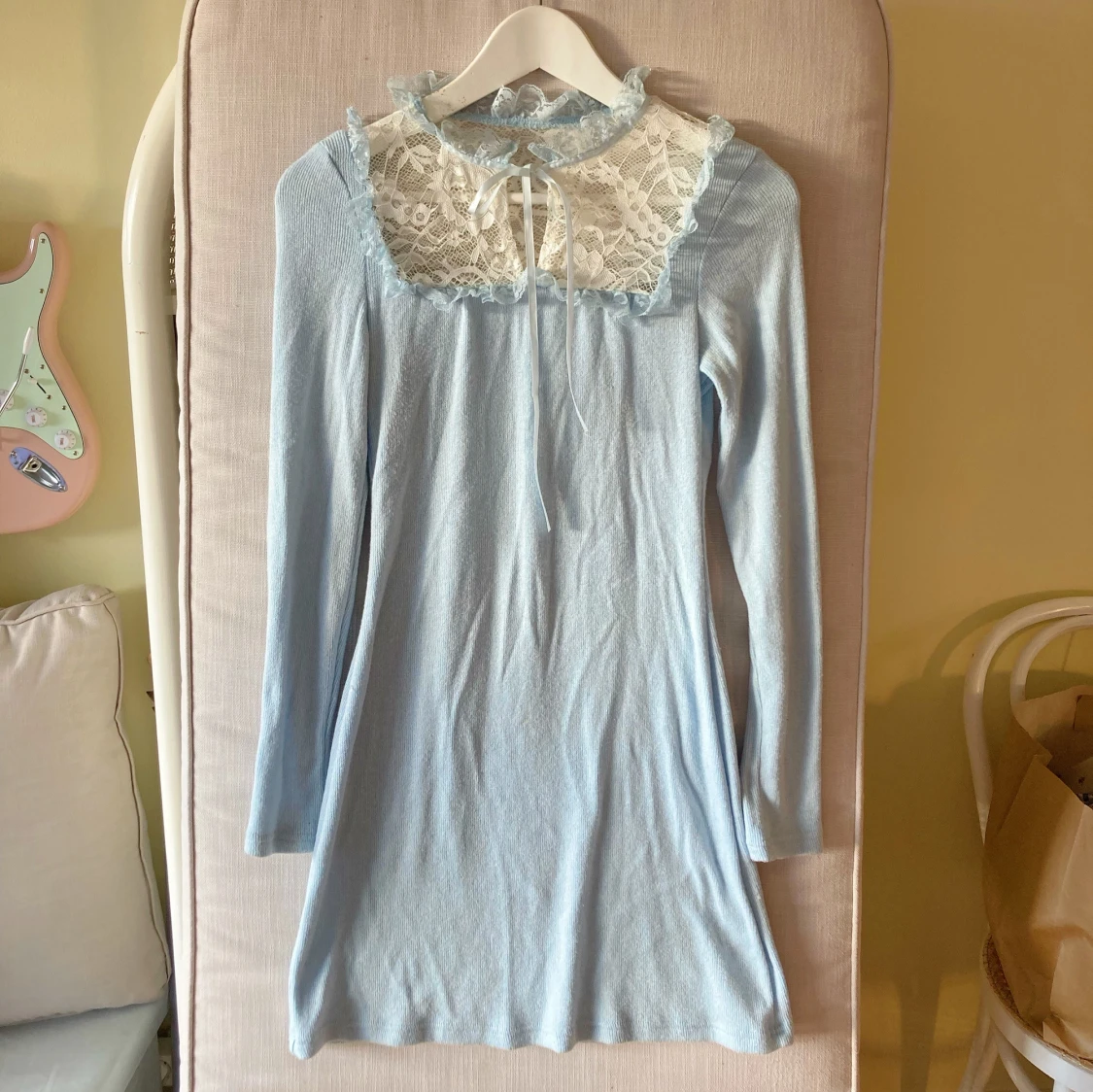 Stickad klänning med spetskrage