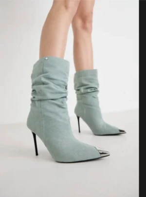 Högklackade denim stövlar med spetsig tå - Even&Odd Wide Fit, Klassiska stövlar bleached denim. Väldigt fina skor. Helt oanvända med lappen fortfarande på då jag inte använder klackar. Nypris ca 700kr