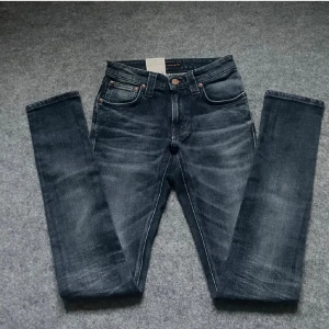 Nudie Jeans  - Säljer dessa tvärfeta mörkblåa nudie jeans, helt nya endast testade. Märket är Nudie Jeans. Tillverkade i 100% bomull med snygga detaljer och Nudie-logga på bakfickan. Storleken passar för dig runt 160cm lång, priset är inte hugget i sten!💫 skriv vid minsta fundering mvh Everest . ⚜️