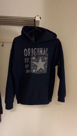 Marinblå Scndi Hoodie - Säljer en Marinblå Original Hoodie i ett jätte bra skick. Den är använd några gånger och har inga defekter. Skriv om ni har några funderingar!