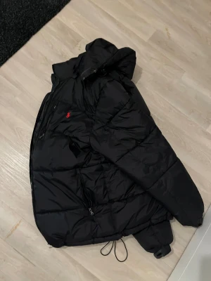 Ralph lauren polo jacka - Säljer ralph lauren jacka pga att den inte passar mig. Storlek S men passar mer som L. Pris kan diskuteras.