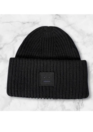 Svart ribbad mössa från Acne Studios - Svart stickad mössa från Acne Studios med ribbad struktur . Använd en vinter men i väldigt gott skick.