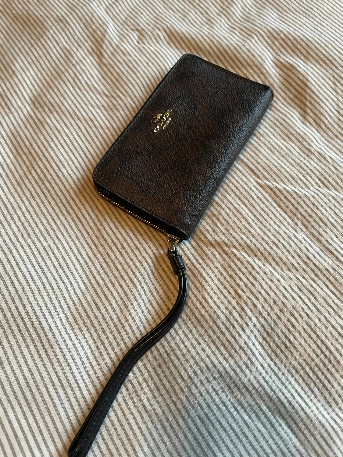 Svart plånbok med handledsrem från Coach - 1