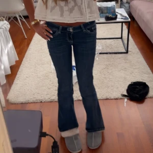 Low waist jeans - Andvända 2 gånger så de är som helt nya, nypris är 699kr. Säljer då de aldrig kommer till andvändning, är 174❤️