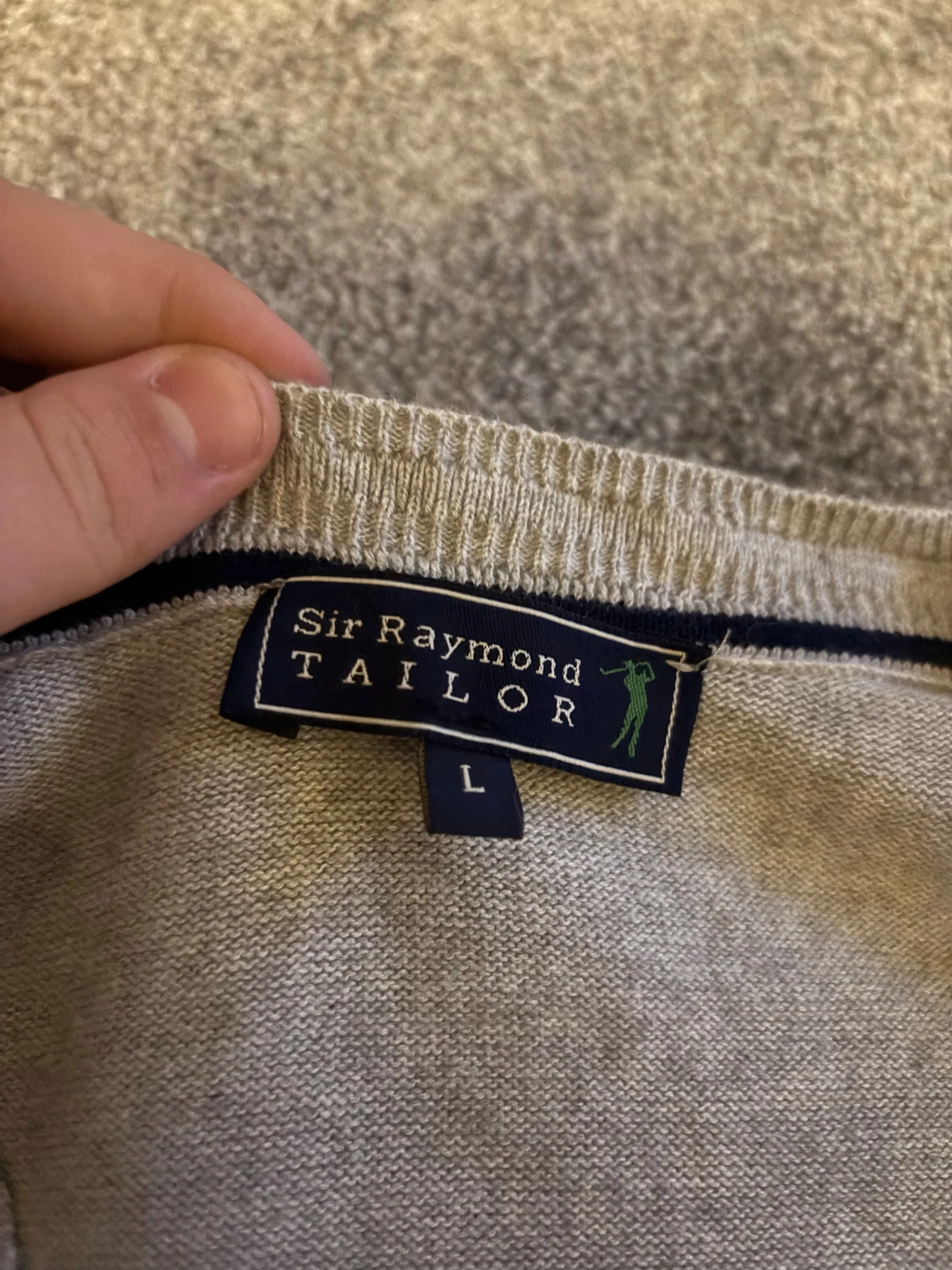 Grå v-ringad tröja Sir Raymond Tailor - 2