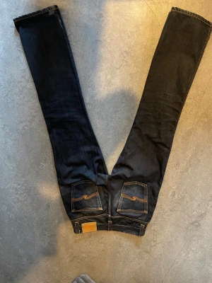 Nudie jeans - Snygga nudie jeans storlek 30W L32 dragkedjan är trasig men går att laga