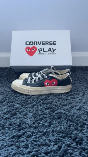 Converse x CDG Play sneakers svart/vit - Säljer ett par converse sneakers i samarbete med Comme des Garçons Play. Skorna är svarta med vit sula, vita snören och den ikoniska röda hjärtloggan på sidan. Klassisk rund tå och canvasmaterial. Perfekt för dig som gillar streetstyle. Hör av dig om du har några frågor 