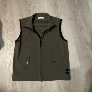 Olivgrön väst från Stone Island - Tjena säljer nu min Stone Island väst pågrund av att den har blivit för liten, västen är köpt på NK kids och kvitto finns såklart det står junior men skulle klassa det som en XS västen är den perfekta julklappen så tveka inte på att höra av er ifall ni har frågor MVH Algot