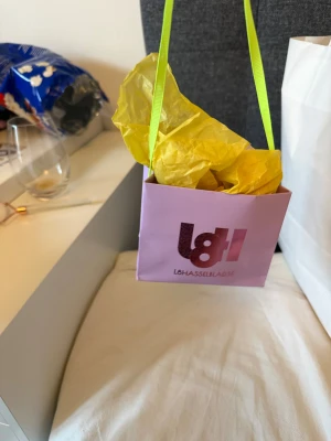 Silvriga tvinnade örhängen L8 Hasselblad - Säljer ett par stilrena silvriga örhängen från L8 Hasselblad. De är tvinnade hoops i minimalistisk design, perfekta för dig som gillar en clean och modern look. Kommer i original ask och presentpåse, så de är även perfekta som present.